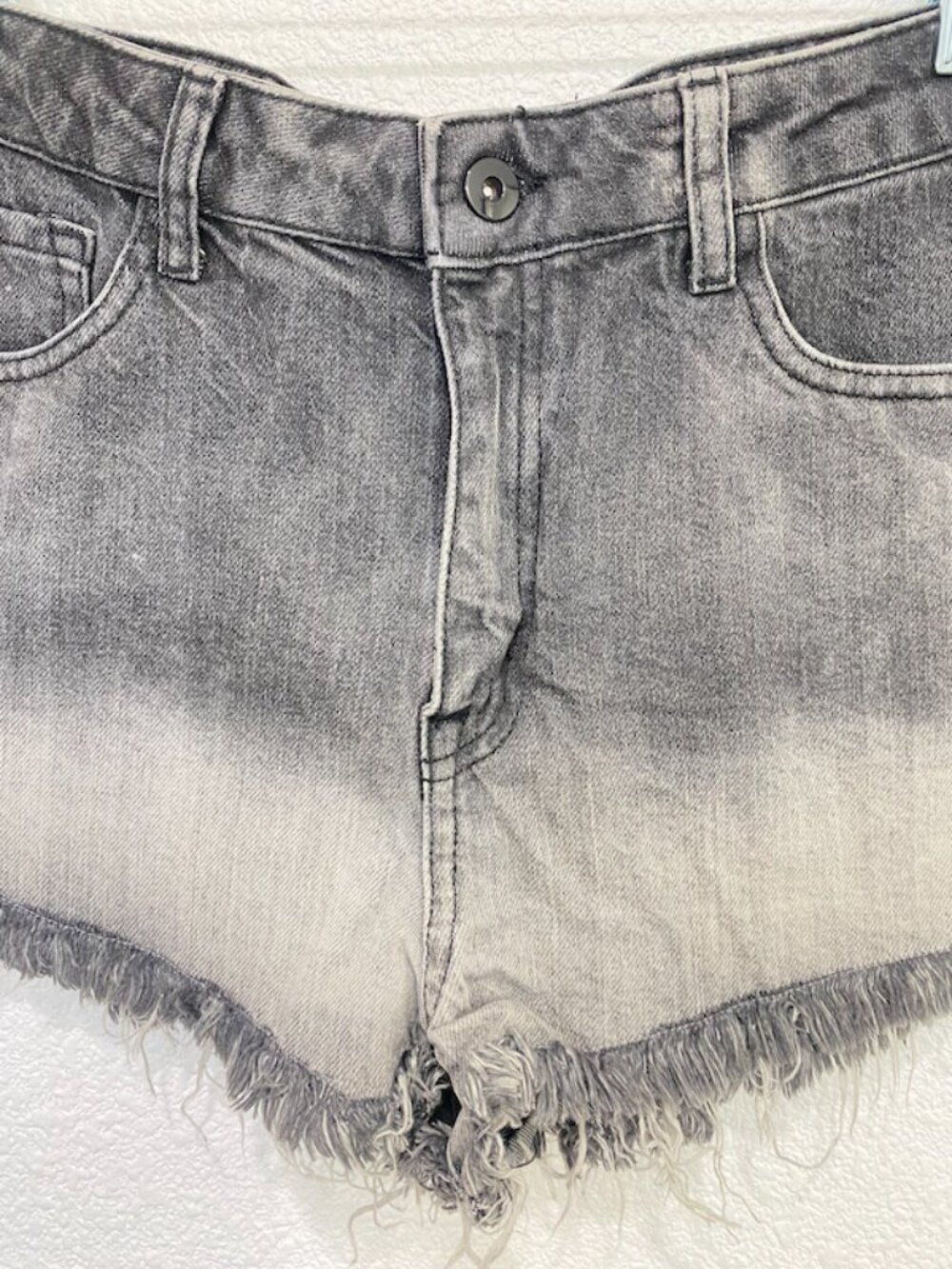 Forever 21 Ombre Denim Shorts Raw Hem Distressed Grey Size 30 - Picture 4 of 7